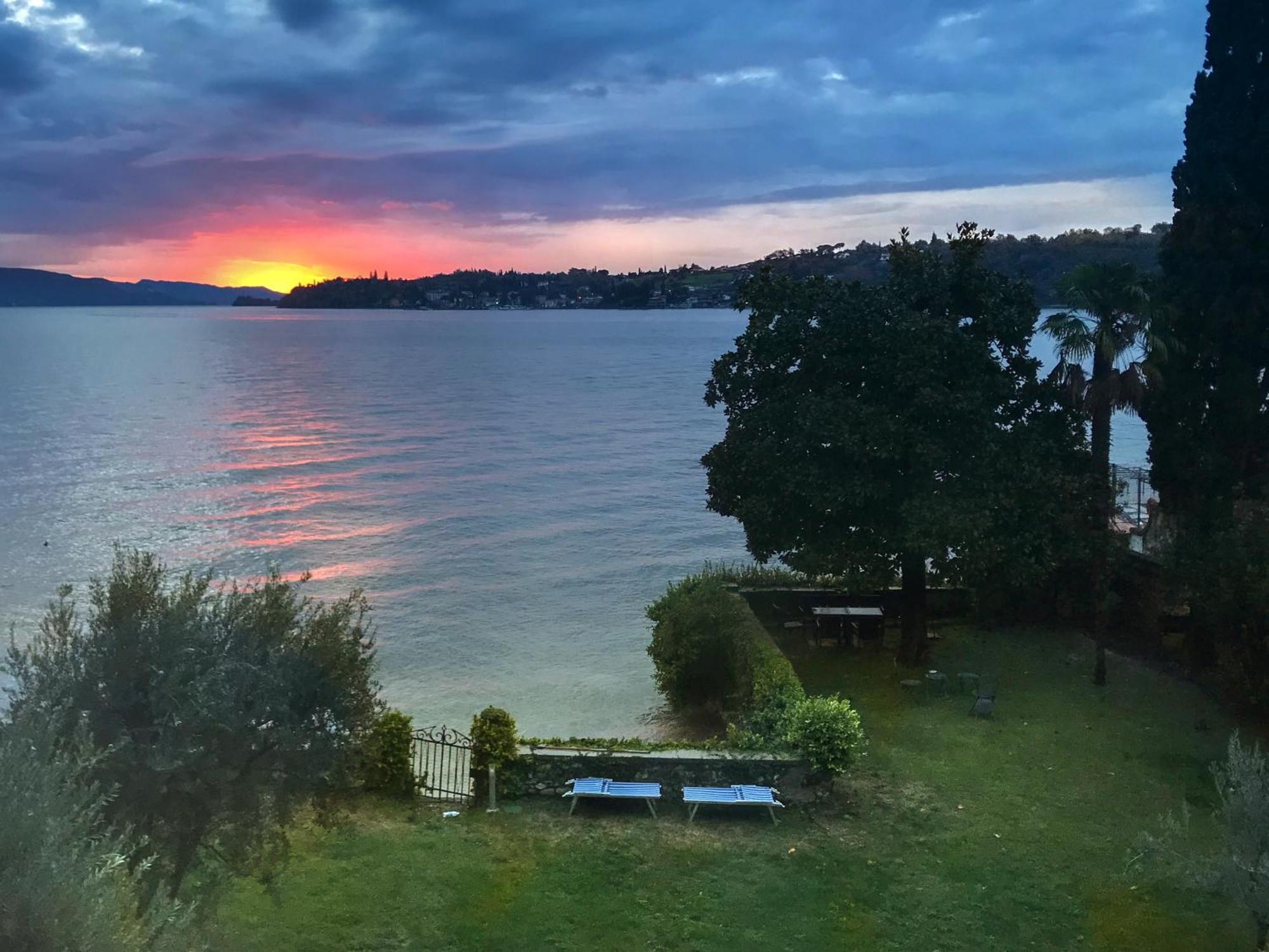 Luxury Lakeside Apartment Right On The Water Salò Exterior foto