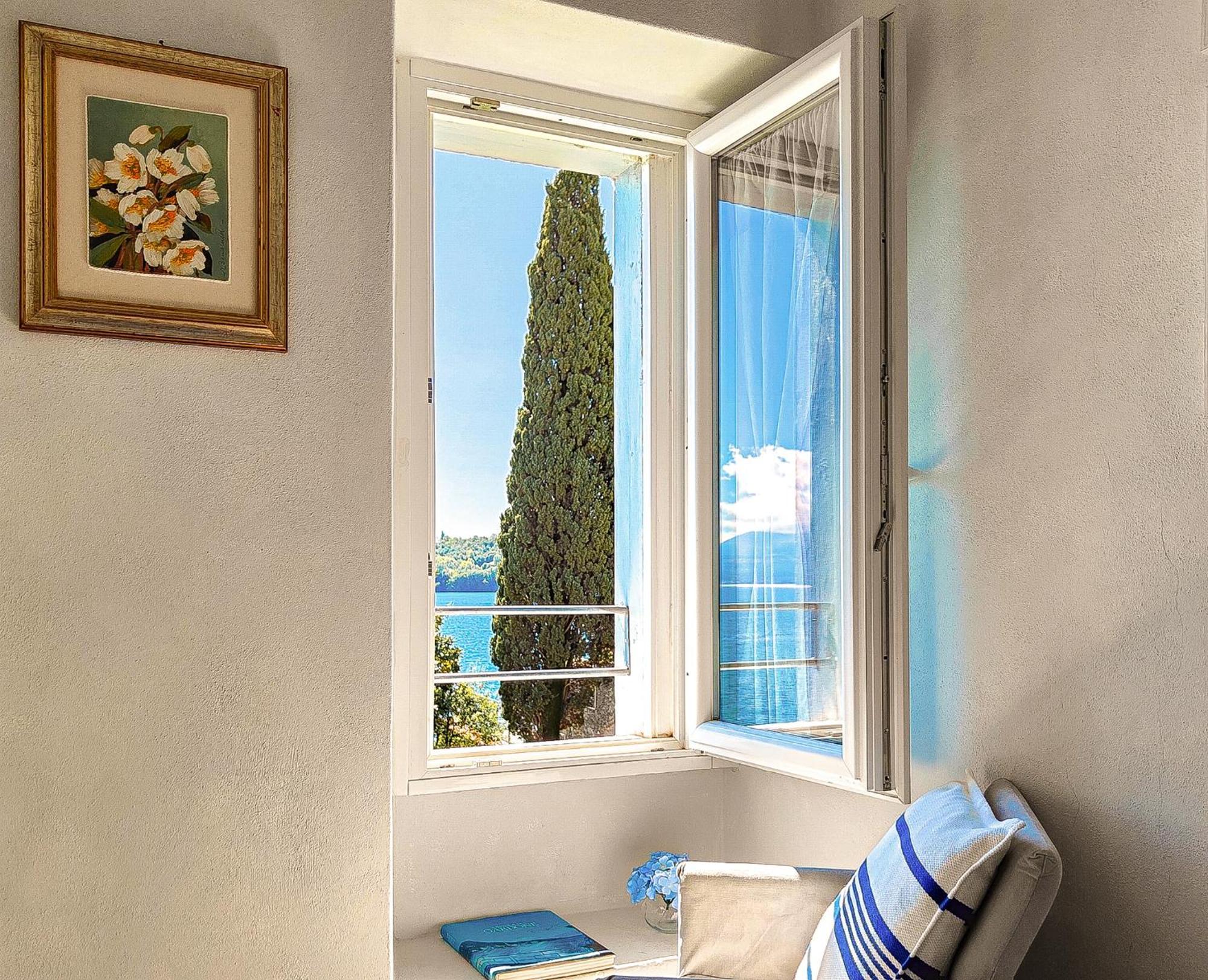 Luxury Lakeside Apartment Right On The Water Salò Exterior foto