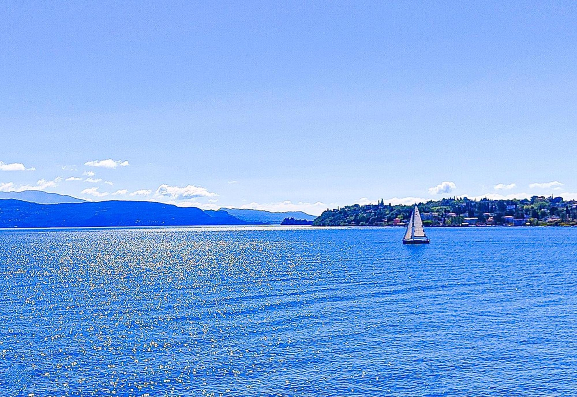 Luxury Lakeside Apartment Right On The Water Salò Exterior foto