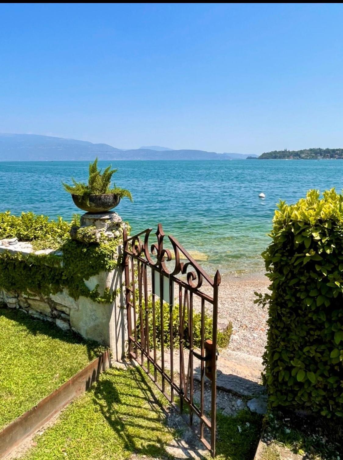 Luxury Lakeside Apartment Right On The Water Salò Exterior foto