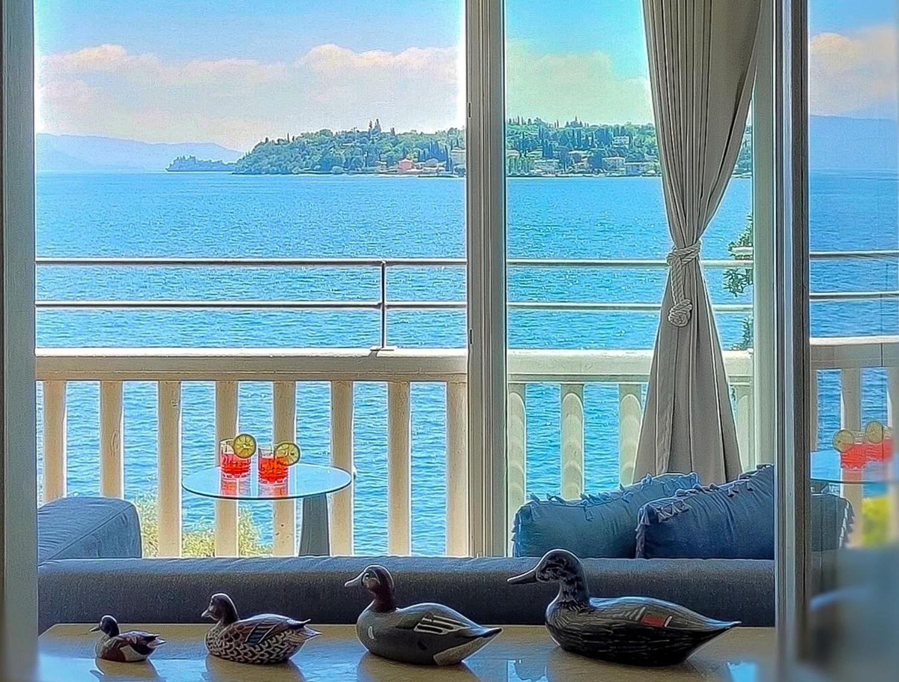 Luxury Lakeside Apartment Right On The Water Salò Exterior foto