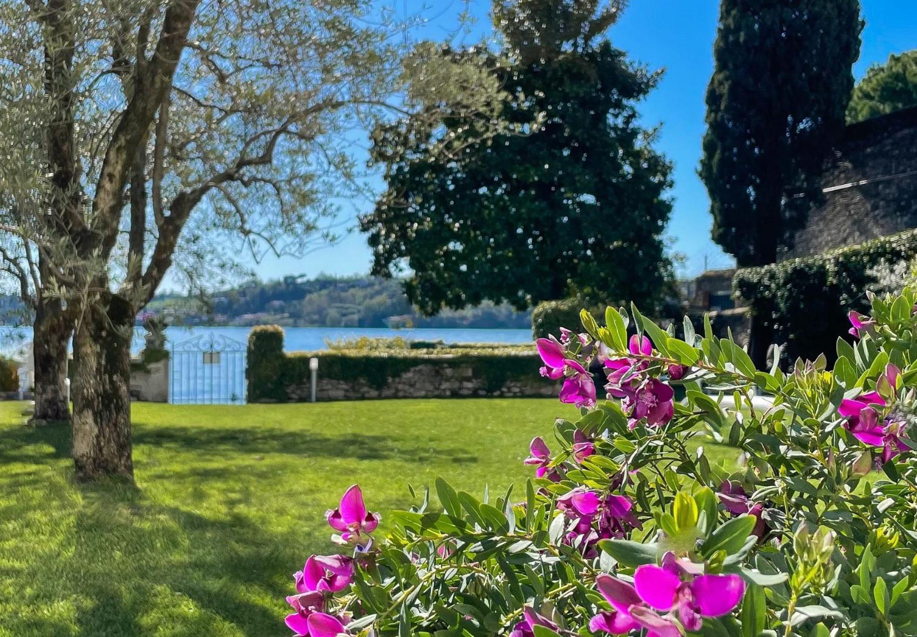 Luxury Lakeside Apartment Right On The Water Salò Exterior foto