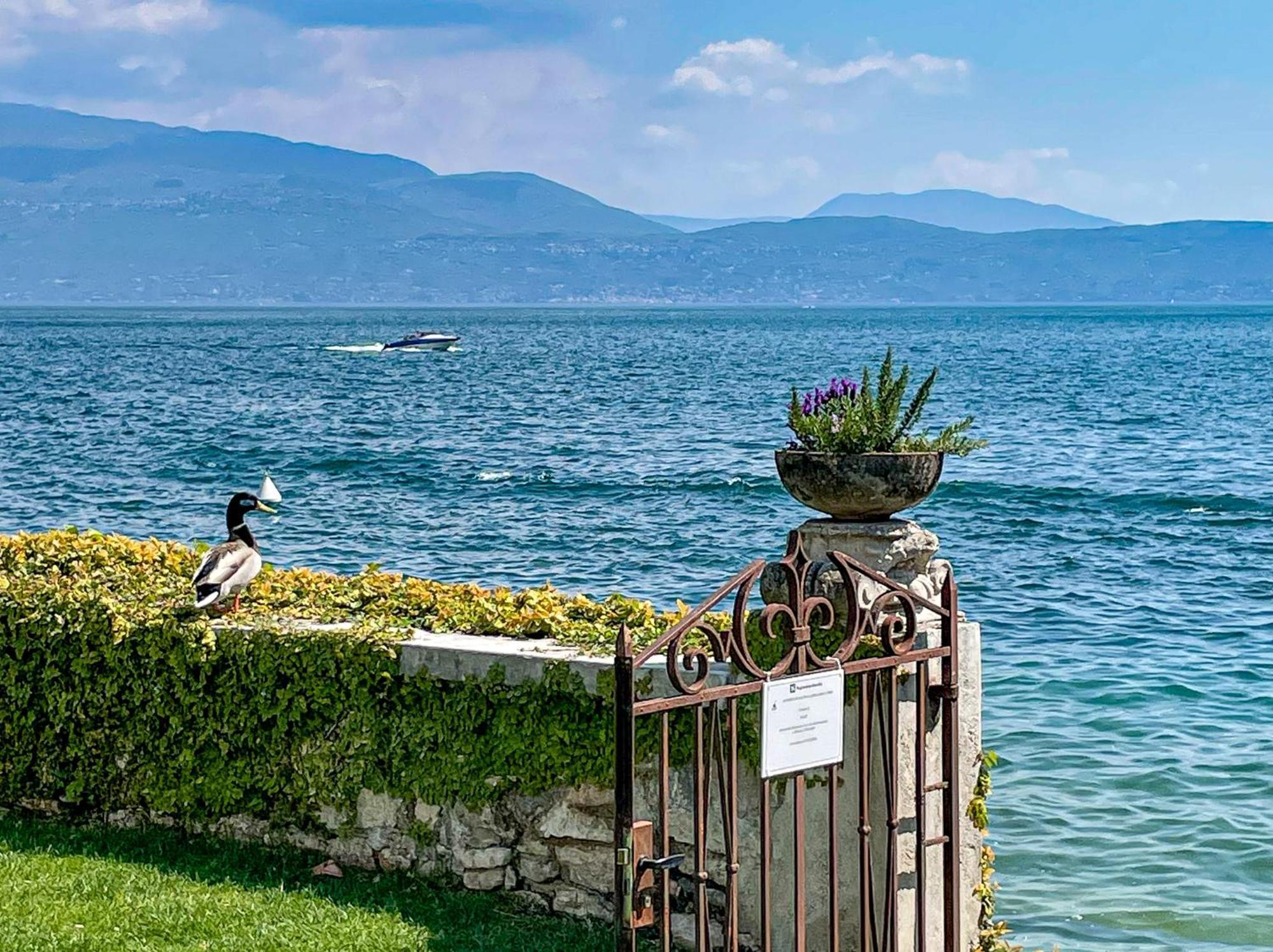 Luxury Lakeside Apartment Right On The Water Salò Exterior foto