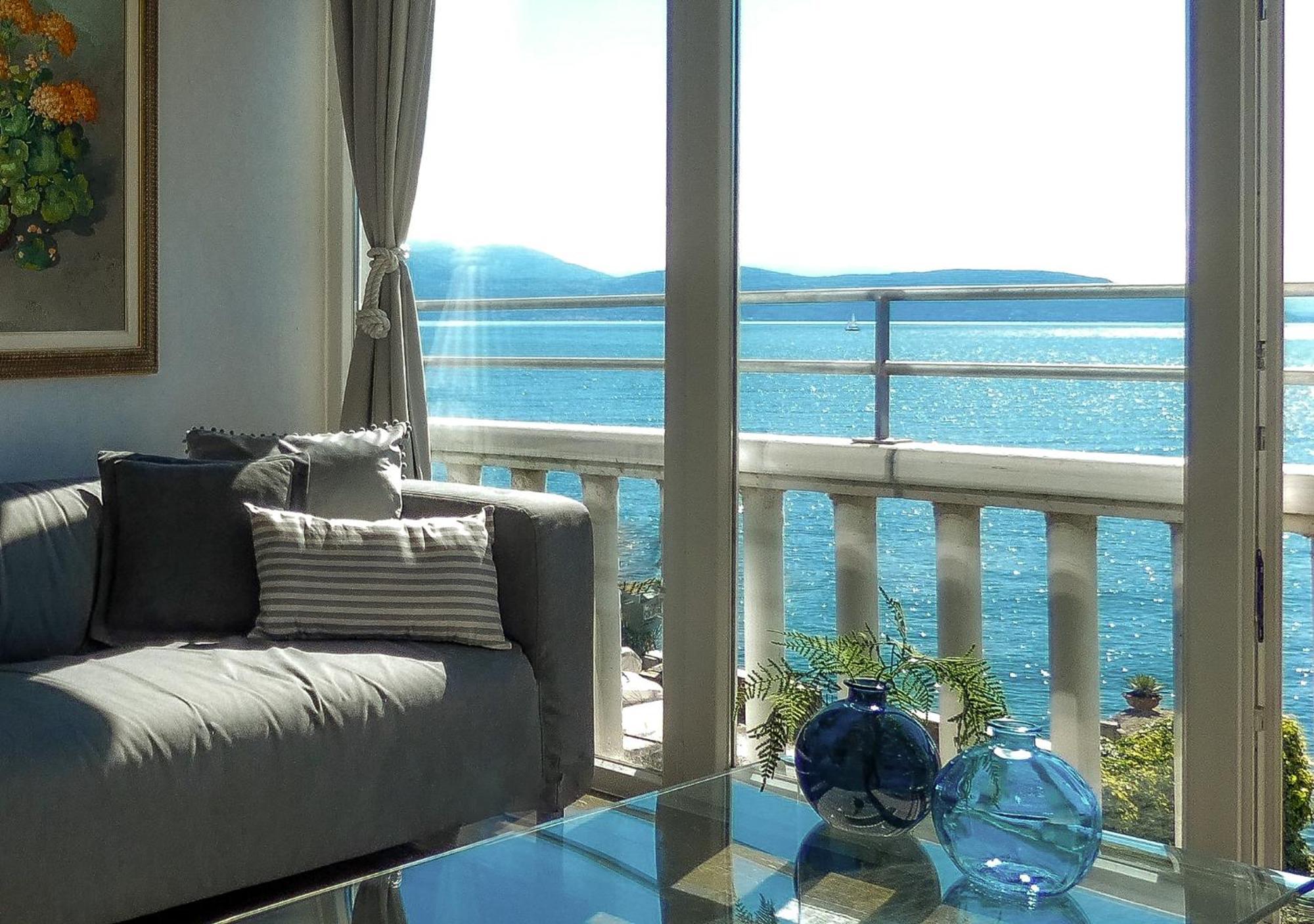 Luxury Lakeside Apartment Right On The Water Salò Exterior foto
